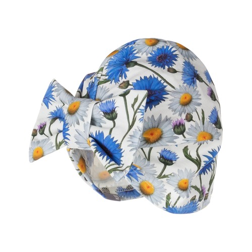 Chapeau d'été blanc avec un nœud 