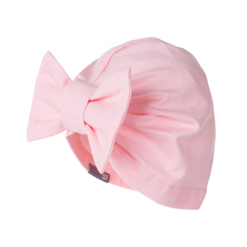 Chapeau d'été blanc avec un nœud 