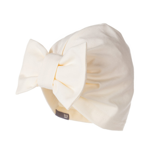 Chapeau d'été blanc avec un nœud 