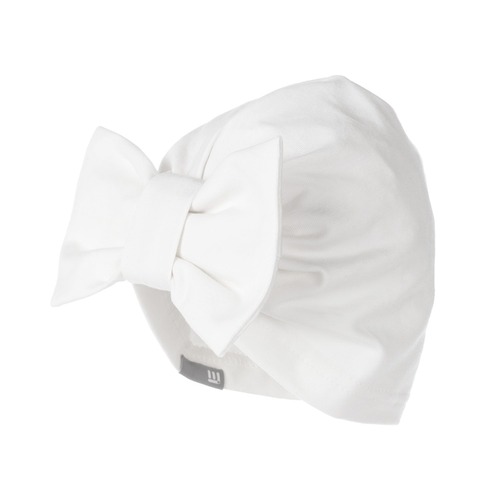 Chapeau d'été blanc avec un nœud 