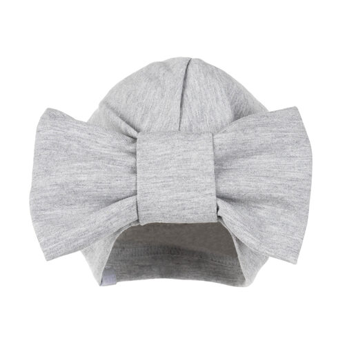 Chapeau d'été blanc avec un nœud 
