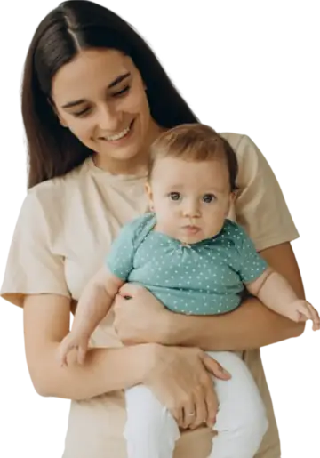 La mamma tiene in braccio una bambina piccola